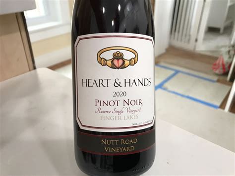 2020 Heart Hands Pinot Noir Nutt Road Vineyard USA New York Finger