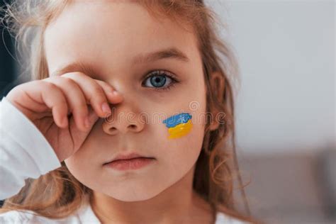 Crian A Inocente Chorando Retrato De Uma Garotinha Bandeira