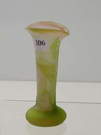 GALLÉ Emile 1846 1904 petit vase soliflore à col évasé en verre