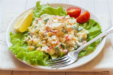 Ensalada Con Palitos De Cangrejo Ma Z Dulce Pepino Huevos Y Mayonesa