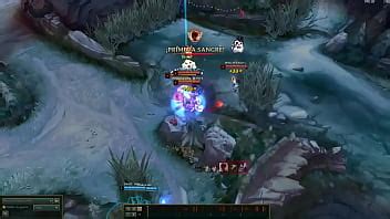 Un Gay Es Penetrado Fuertemente Mientras Se Rie Por Un Robot Un Negro Enano Una Rubia Y Un