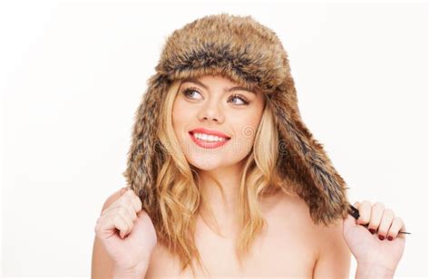 Femme Blonde Nue Dans Le Chapeau De Fourrure Photo Stock Image Du Normal Verticale