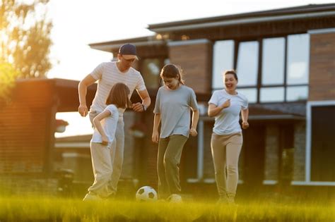 Familia feliz jugando al fútbol Foto Premium