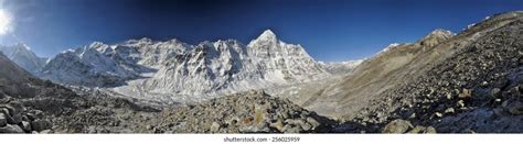 Everest Himalayas Landscape Between Way Everest Stock Photo 776533783