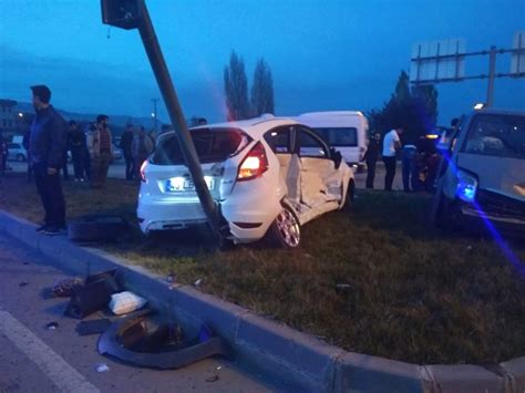 Gediz de Trafik Kazası 2 Yaralı Haberler