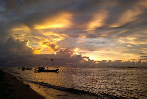 Pantai Ujung Genteng Sebagai Salah Satu Wisata Andalan