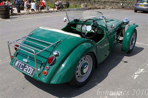 Bonnipics A Dellow Sports Car