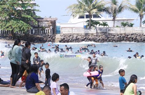 Libur Lebaran Puluhan Ribu Wisatawan Kunjungi Pantai Anyer Cinangka