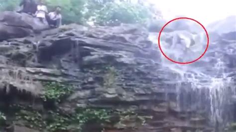 Un Hombre Se Resbala Al Hacerse Un Selfie Y Cae Desde Una Cascada De 20