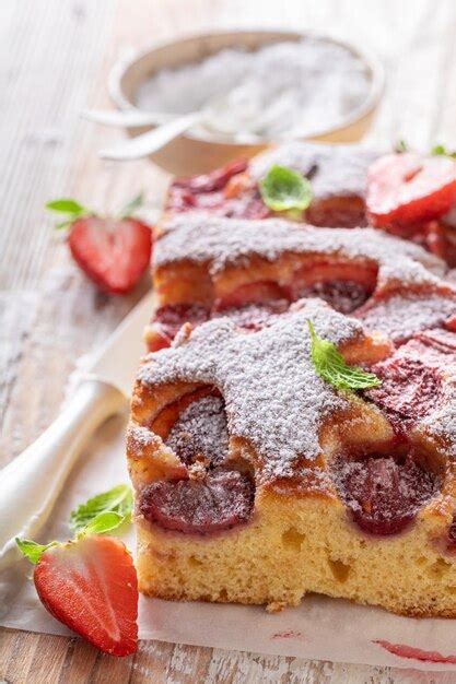 Tarta de fresa rústica y fresca hecha de frutas y menta Foto Premium