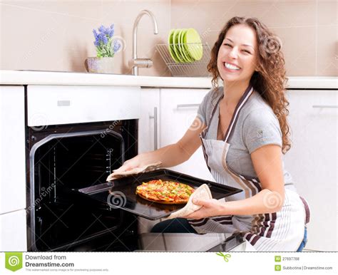 Mujer Joven Que Cocina La Pizza Foto De Archivo Imagen De Puerta