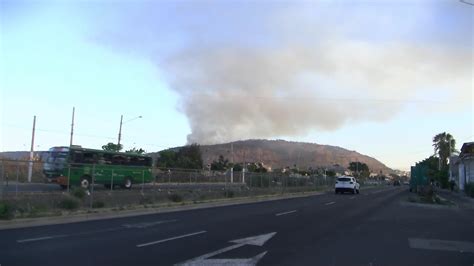 Suman Cerca De Elementos Combatiendo El Incendio En El Cerro Del