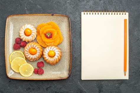 Draufsicht Auf Kleine Leckere Kuchen Mit Geschnittenen