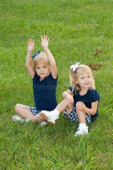 Twee Blonde Meisjes Stock Afbeelding Image Of Naughty 9718341