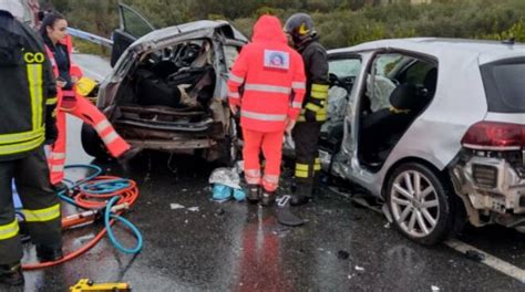 Scontro Tra Due Autovetture Sulla Statale Due Morti Sul Colpo