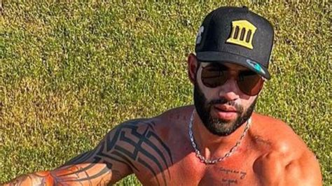 Gusttavo Lima exibe corpo sarado em cima de moto e leva fãs à loucura