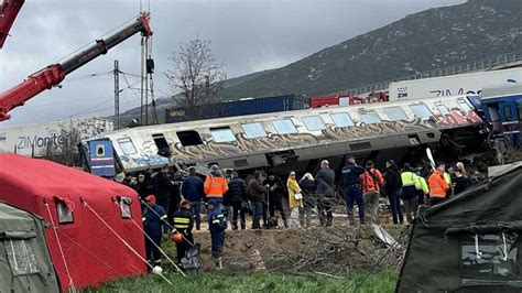 Grecia Scontro Fra Due Treni Almeno 40 Morti E 130 Feriti Nell