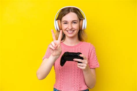 Blonde Jeune Fille Anglaise Jouant Avec Un Contr Leur De Jeu Vid O Isol Sur Fond Jaune Photo