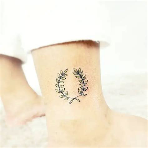 50+ Beautiful Laurel Wreath Tattoo Designs And Meanings ...