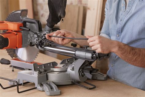 Black&Decker BES700 Stacionarna potezna kružna testera, 216mm 1600W