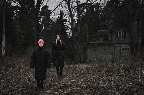 Premium Photo Mom And Daughter Near An Abandoned Wooden House