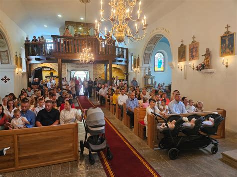 Biskup Križić krstio četvero djece u Lešću na Dobri IKA