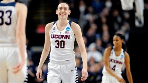 Breanna Stewart of UConn Huskies wins second straight Wade Trophy