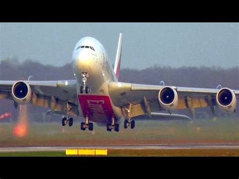 Extreme A Crosswind Take Off Emirates A Eey At D Sseldorf Youtube