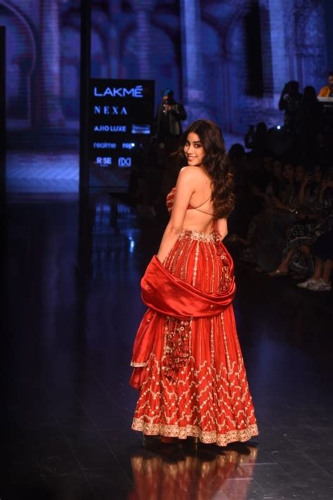 Janhvi Kapoor Walk The Ramp At Lakme Fashion Week 2022