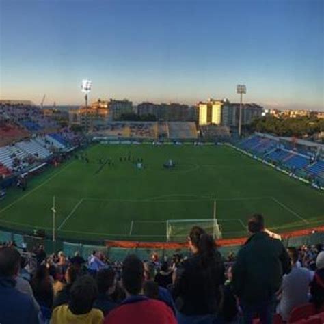 Crotone Daspo A Due Ultras Del Benevento Lanciarono Petardi E