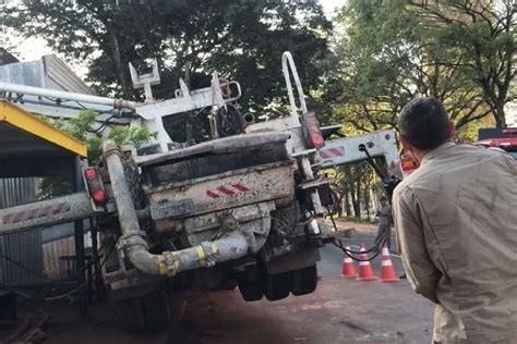 Bombeiros resgatam homem soterrado em obra no Paraná Metrópoles