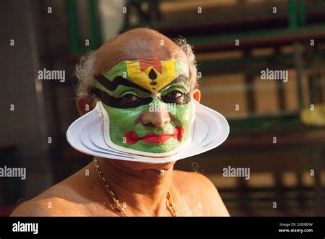 Kathakali artist applying makeup Stock Photo - Alamy