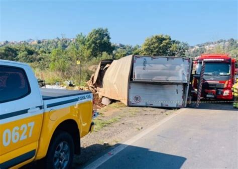 Duas pessoas morrem em tombamento de caminhão na ERS 122 em Caxias do