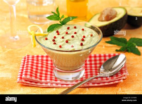 Sopa De Aguacate Con Yogur Receta Disponibles Fotograf A De Stock Alamy