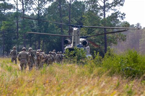 DVIDS Images DIVARTY Paratroopers Conduct Air Assault Mission