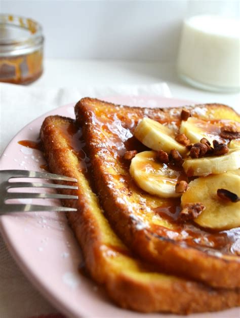 Pain perdu au caramel beurre salé à la banane et aux noix de pécan