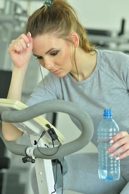 Entrenamiento Deportivo De La Mujer Joven En Gimnasio Foto Premium