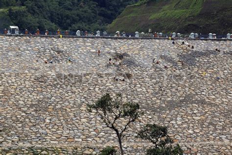 TARGET PENYELESAIAN PEMBANGUNAN BENDUNGAN CIAWI DAN SUKAMAHI ANTARA Foto