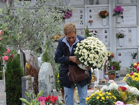 Fotografano Le Lapidi Al Cimitero I Passanti Lanciano Lallarme