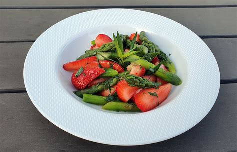 Salade d asperges et fraises à l estragon Les recettes de Virginie