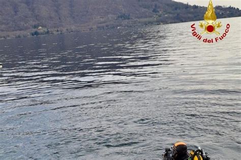 Sommozzatore Disperso Nelle Acque Del Lago Dorta