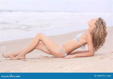 Het Meisje Dat Van De Bikini Op Een Strand Ligt Stock Foto Image Of