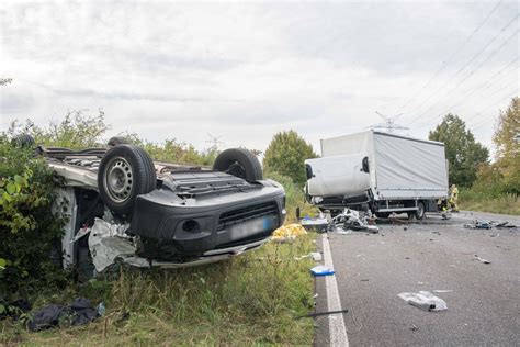 Horror Unfall Bei Pulheim Auto Kracht Frontal Gegen Lkw Ein Toter