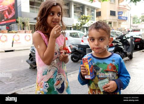 Hermano y hermana sirios ruegan en una calle de Beirut Líbano el 2