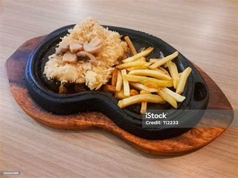 Friessy Chicken Steak Dengan Ayam Goreng Dan French Fries Foto Stok