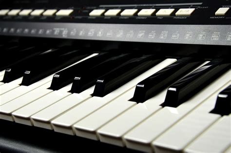 Nauka gry na keyboardzie dla początkujących poradnik muzyczny