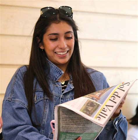 Jackie Ramirez leyendo orgullosa su portada de la nueva edicion con la
