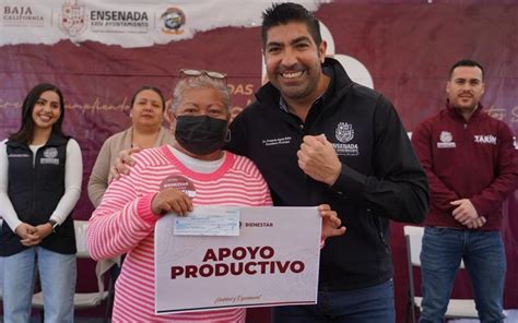 Entrega Armando Ayala M S De Mdp En Apoyos Sociales Para Ensenada