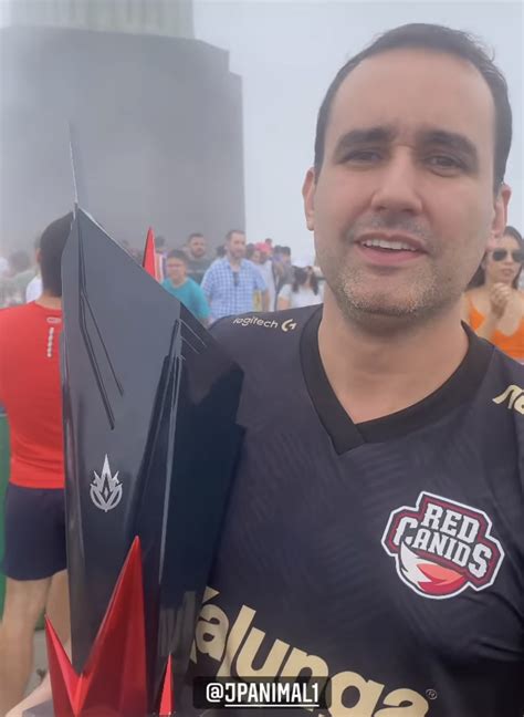 Final do CBLOL 2022 João Paulo Garcia leva troféu de 2021 ao Cristo