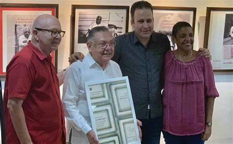 Luis Pérez Sabido recibe reconocimiento en Cuba